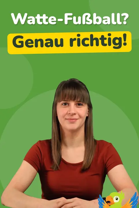 Sprachtherapeutin zeigt das Pustespiel Watte-Fußball