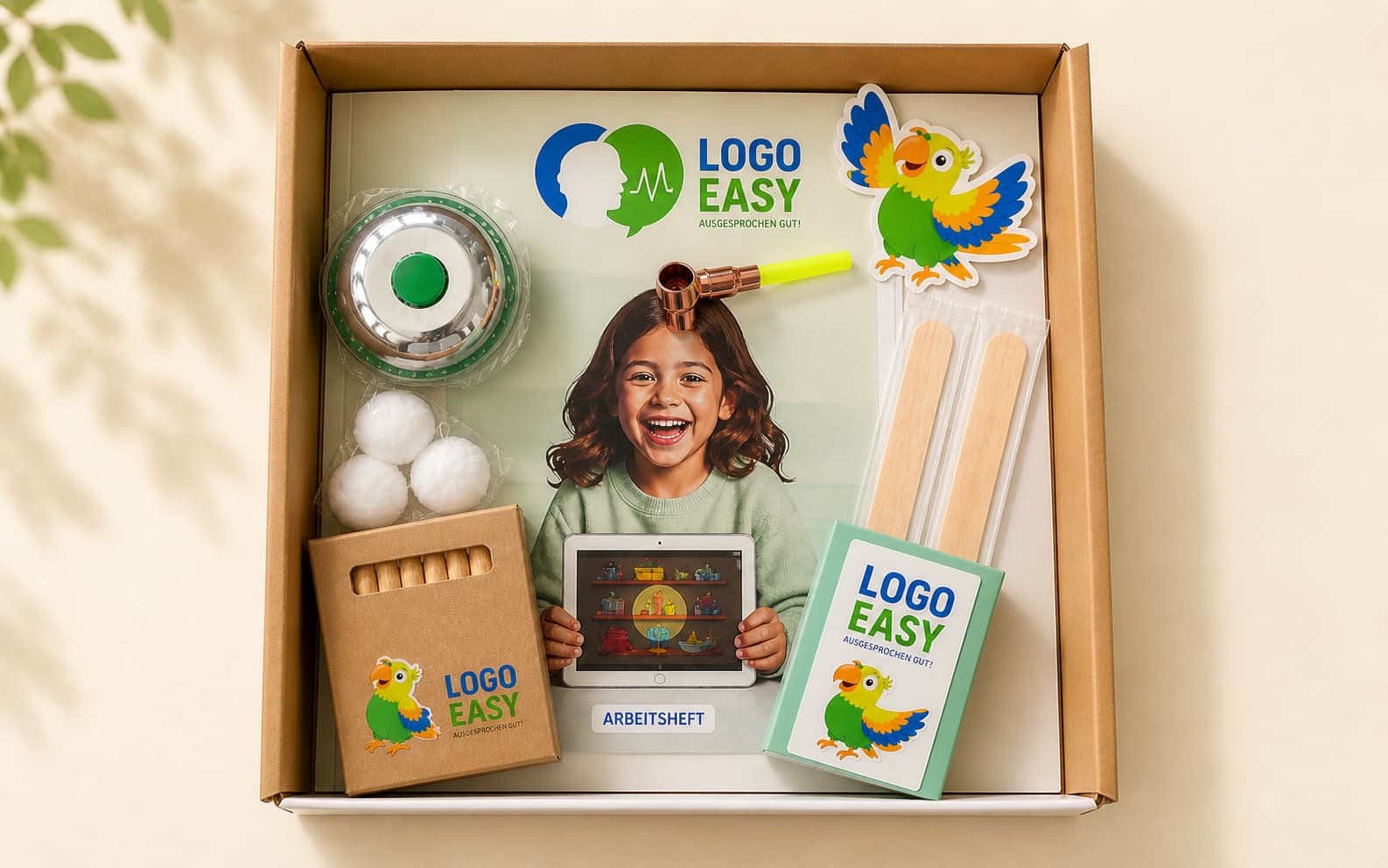 Logo-Easy Sprachförderbox geöffnet — Spiegel, Mundspatel, Pfeife, Watte, Buntstifte, Arbeitsheft und Rikki-Sticker